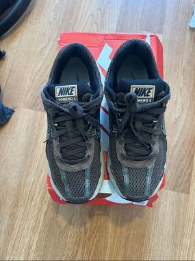 Nike Vomero 5 Women’s Running Sneakers - brown